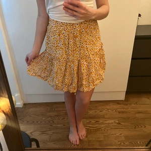 Kjol - Gul blommig kjol 