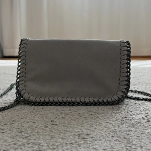 Väska med kedja! - Super fin crossbody, liknande en tiamo väska! Köpt i Grekland men använd ca 1 gång! Fynd!!