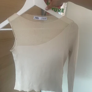 Zara topp - Säljer den här jättefina one-shoulder toppen! Från zara