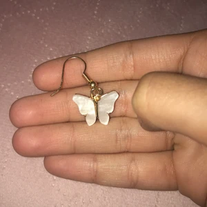 Jätte fina örhängen✨ - Använder INTE DOM dom är nya och från guldfynd dom e normal längd på en och vita,guld