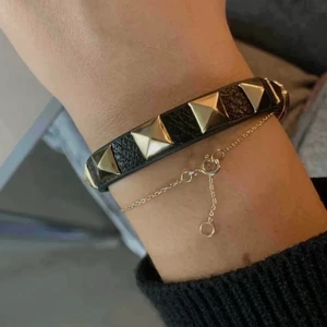 Valentino armband - Säljer nu min aa kopia på valention armband. Fick det i julklapp och det har bara kommit till användning 1 gång. Det går att justera. Jätte fint armband som piffar till outfiten💞💞