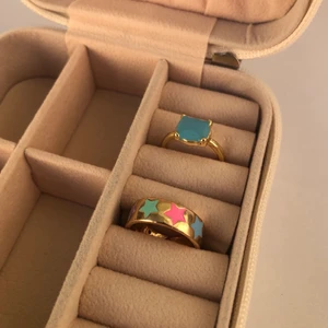 Trendiga ringar  - Två superfina ringar i guld färg. Den med stjärnor går delvis att justera men inte den blå. Färgar inte av sig. Stjärnor kostar 50kr och den blå 30kr. Båda för 60kr. Frakt tillkommer. Skriv gärna vid frågor 💙💗