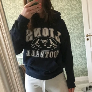 Hoodie - Snygg hoodie från okänt märke, i använt skick💁🏼‍♀️