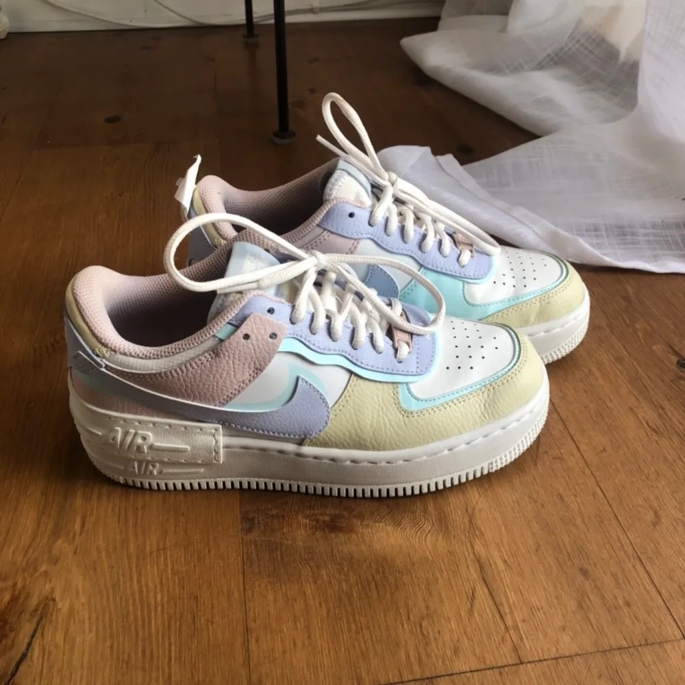 Säljer mina fina, knappt använda Nike Airforce low shadow pastell!✨nypris minst 3000kr. Jag tänkte sälja för 900kr. Jag är i vanliga fall 36-37 i storleken och skulle säga att dessa har normalstorlek. Säljer dessa eftersom jag har lite mycket skor i garderoben, kommer därför inte till användning 😓 perfekta till sommaren❤️. Skor.