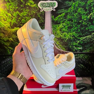 Nike Dunk Low ”Coconut Milk” 🥥🍦 - Nike Dunk Low ”Coconut Milk” 🥥🍦  Storlek:  -40 -44.5  DM:a för storlek 41-46 🌟  Pris:1799kr