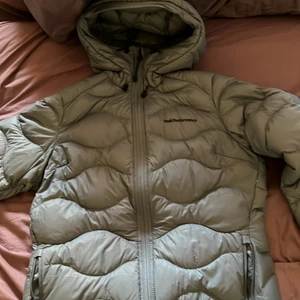 Peak performance jacka grå - Använd ganska många gånger. Men säljer nu för den är för liten. Dragkedjan på höger ficka är sönder men det går att sy.