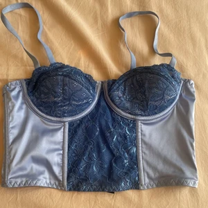 Korsett urban outfitters - Jättefin korsett från urban outfitters köpt i vintras som tyvärr inte kommer till användning, använd kanske 2-3 gånger. Tre lägen man kan knäppa i ryggen samt justerbara band 💙