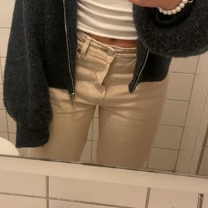 Vita jeans  - Säljer dessa vita jeans eftersom dem inte kommer till användning ❤️