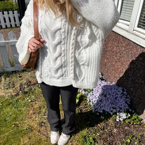 stickad tröja  - jättefin vit, stickad tröja. fin oversized modell💖