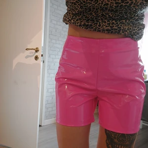 Rosa lackshorts -  Rosa  shorts i lack. Storlek XS endast provade .  Så är i nyskick. Säljs då de var för stora för mig. Så dessa är lite stora i storleken.   Finns en dragkedja på sidan. 