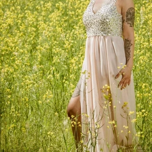 Långklänning/finklänning  - Endast använd 1 gång. Så är i jättebra skick.   Storlek xs . Är dragkedja där bak. Är lite stretch  . Klänningen har ett undertyg så det inte blir så gemonskillnigt.  