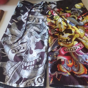 Ed hardy shorts - Ed Hardy Badshorts, najsa nu till sommaren med bikini överdel så funkar för både herr och dam<3 W32, midjemåttet äe 84cm