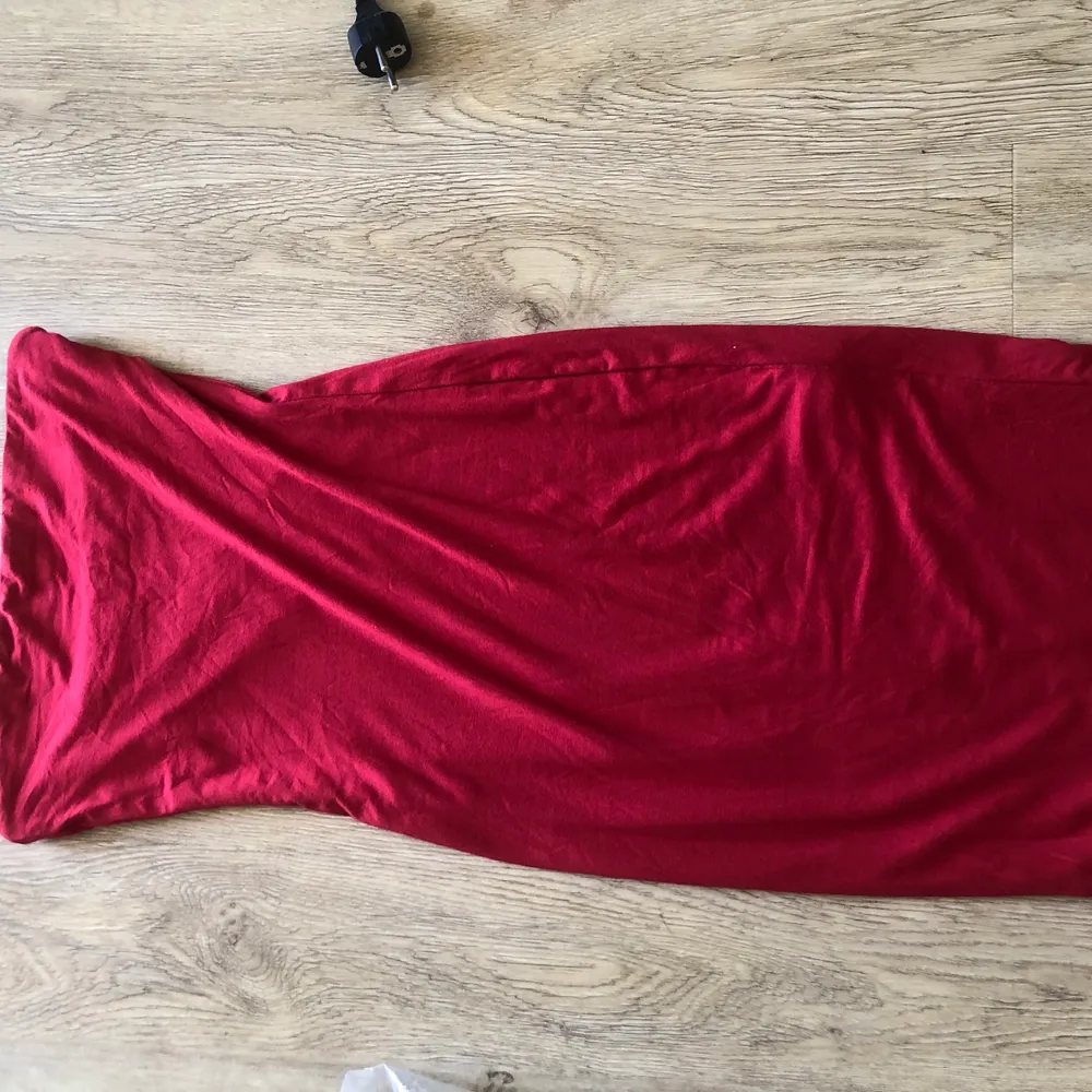 Super fin röd klänning utan band som bara vart använd en gång på julafton. Det är ett silikon band runt hela på insidan längst upp ( se bild ) det är storlek xs på men materialet är såpass töjbart så den skulle absolut funka som S. . Klänningar.