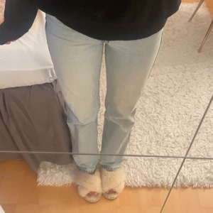 Jeans  - Säljer dessa jättefina ljusblåa jeans ifrån weekday passar på mig som är en 34. Jättefint skick skriv privat för fler frågor💕💕 nypris 500❤️ säljer pga att dom ej kommer till användning 