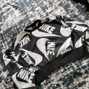 Nike tröja  - Lite kortare modell. Super skön. Bredare armar upptill. Frakt ingår 