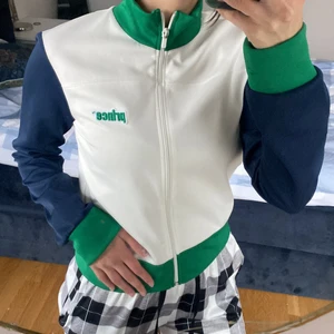 Zara Prince Zip Up - Prince zip up från zara 💚 Knappt använd! Säljer då den inte kommer till användning! 💚