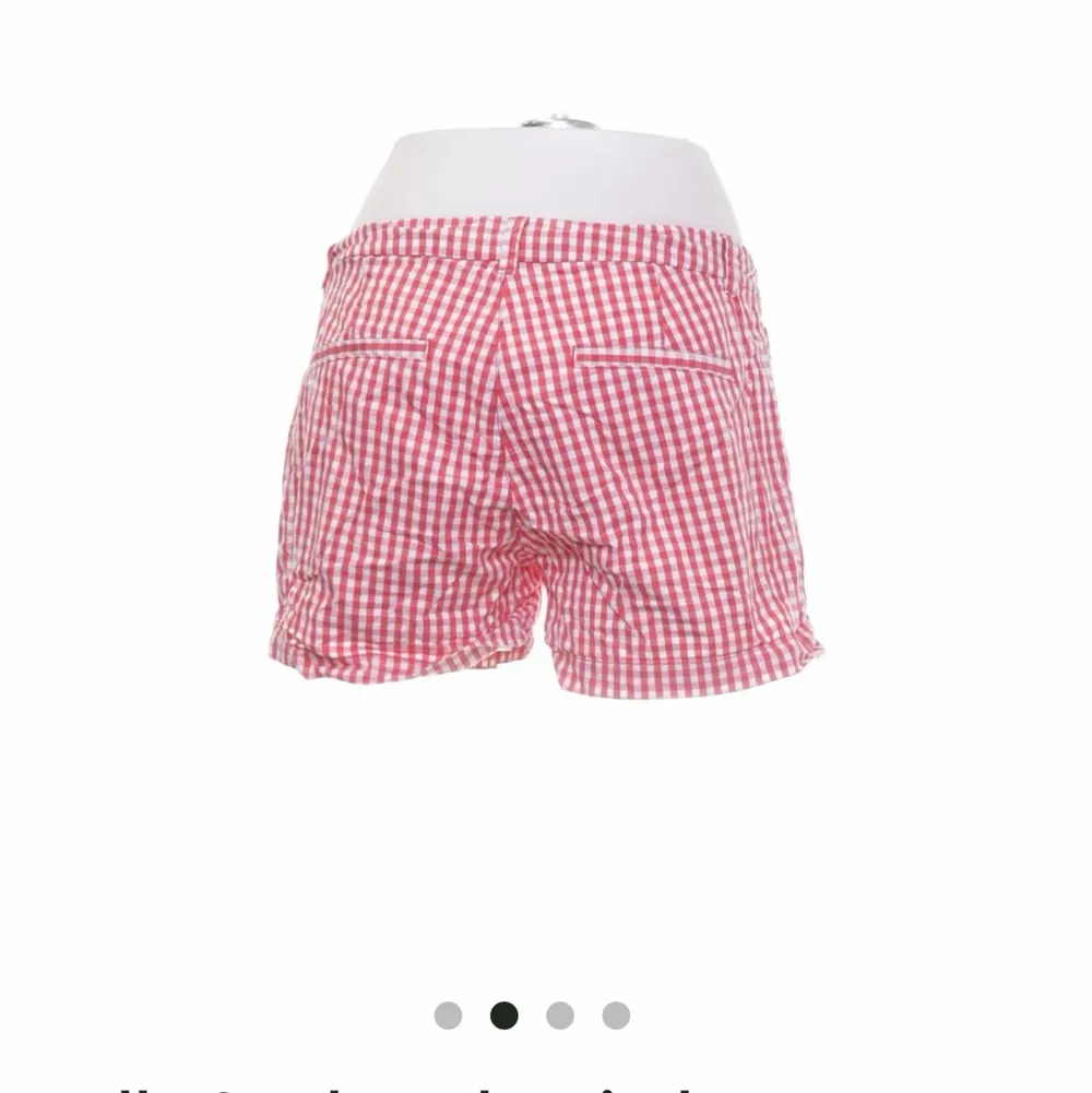 Säljer dessa shorts jag köpt på Sellpy men inte passade (passar någon som har storleken 34/36 beroende på hur man vill de ska sitta)🤍❤️. Shorts.