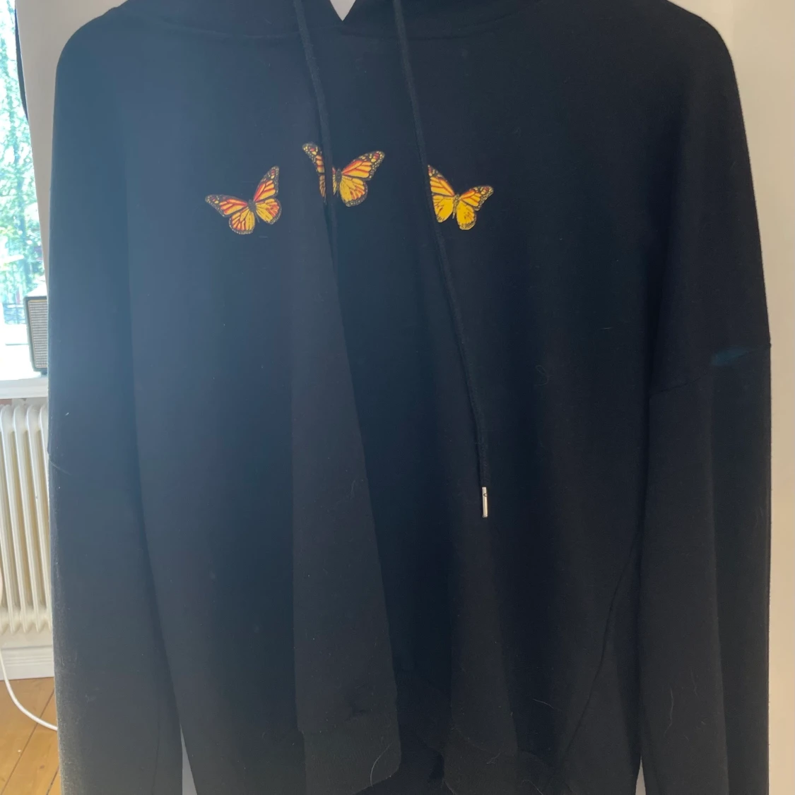 Svart hoddie med fjärilar