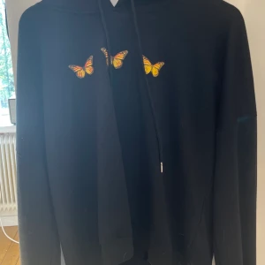 Svart hoddie med fjärilar - Super fin men inte min stil