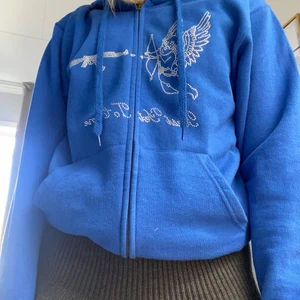 Rinestone kofta blå  - Säljer nu min fina rinestone hoodie som är ifrån Best Yet To Come då den inte kommer till användning längre, fick den i julklapp och är använd endast ett fåtal gånger så fortfarande i mycket bra skick. Säljer för 400+ frakt❤️❤️