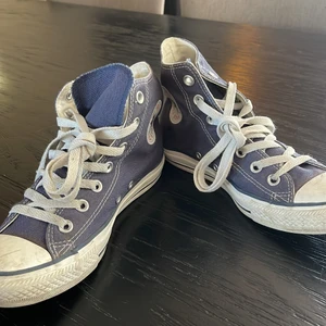 Marinblå Converse - Säljer dessa då dem är för små för mig! Strl 38