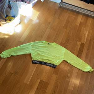 Limegrön och tunn långärmad tröja