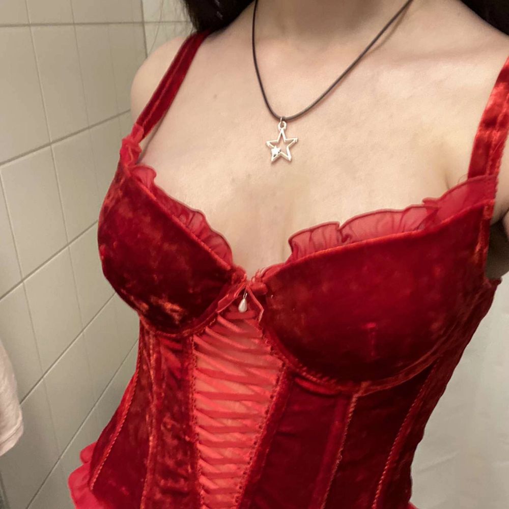 Red velvet corset with lace trim, cute bows and lovely detailing. Bought from HUMANA but didn’t end up fitting me right so now I need to sell it!. Toppar.