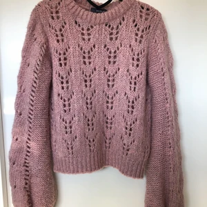 Stickad tröja, Rosa - Använda 2 gånger. Superfint stickad med lagom ballongärmar. Funkar bra över en klänning på sommaren eller med ett linne under på vintern 💖💖💖 