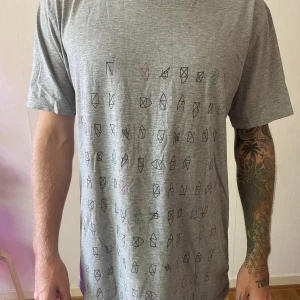 T-shirt PLORK - Limited edition 300 prints, lite längre model XL med kul namn PLORK shirt 