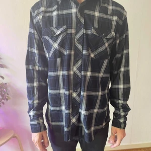 Bekväm Skjorta  - En flanell skjorta I xl, jag är 183 cm. Från dressman so you know it's good 🤙🤝