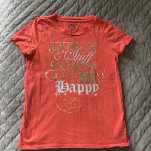 Juicy couture t-shirt  - Den är i storlek XL fast XL i barn storlek tror jag för den är ganska så liten i storleken, så i vuxen storlek kanske den är XS-S. Pris kan diskuteras 