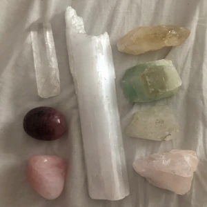 kristaller - ett pack med 8 äkta kristaller, bland annat selenit, rosenkvarts och jordgubbskvarts. 2st slipade och resten rå. allihop för 275kr eller 50kr styck + frakt ifall du ej kan mötas upp i Östersund! 