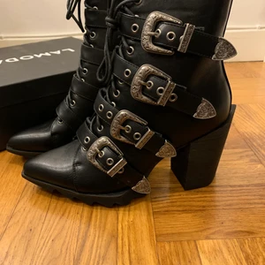 Lamoda Don’t even Ankle Boots - Görsnygga skor från Lamoda. Aldrig använda, säljer för liten storlek. Skorna är US 9 motsvarande 40 men känns som 39. Originalpris 82€ + moms och frakt/tull 
