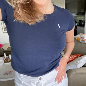 T-shirt Ralph lauren - Mörkblå T-shirt från Ralph lauren. Lite tjockare och mjukare material. Storlek Xl för barn