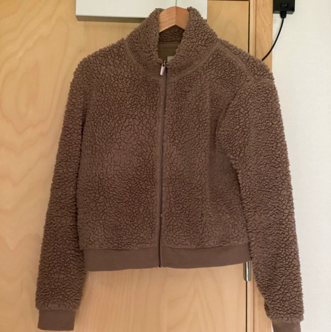 tröja med dragkedja 