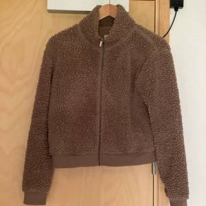 tröja med dragkedja  - köpte denna på plick för nåt år sedan men har bara använt den några få gånger. väldigt varm och lurvig! 