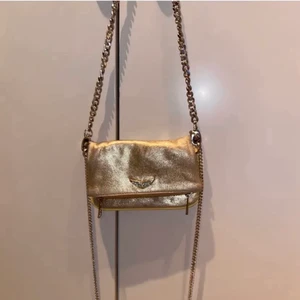 Säljer/byter - Säljer ELLER BYTER GÄRNA mot något annat i samma prisklass, helst en maje väska! Äkta superfin guldig  zadigväska i storlek Nano. Rätt använd men fortfarande användbar💕Två band medföljer❤️(ett blått läder och en kedja) (lånade bilder så kom priv för egna. Den har ett litet omärkbart hål på högra sidan) 💕 