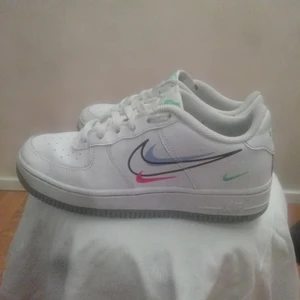 Adidas Colour Limited Edition  - Asgrymma Nike skor i supersnygg modell/design . Slutsålda, säljes pga att de aldrig använts (garderorobsrensnin) köpta ca 1 mån sedan i New York. Endast provade annats som nya.  Köptes för 2499:-                             Storlek. 37-38.                                  snabb affär prioriteras. Bud är välkomna (dock ej skambud). Fler bilder kan skickas vid intresse 🛍️📦