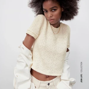 zara topp - säljer pga kommer inte till användning, oanvänd zara tröja som aldrig används. är slutsåld på hemsidan, skriv för mer bilder och för att diskutera pris💕💕🙌🏻