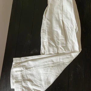 tre byxor - första byxorna passar en m, personligen tkr jag dem är tajta i midjan, jag säljer dem för 150kr. De lila byxornaär utsvängda o ascoola, passar en l, jag säljer för 150kr. sista byxorna är från usa o passar en s, jag säljer för 100kr.