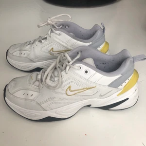 Nike sneakers  - Snygga chunky sneakers från Nike. Väldigt sparsamt använda!