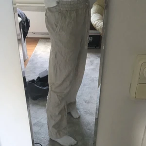 Linnebyxor - Säljer dessa jättefina linnebyxor från hm! Storlek M, men passar mig som har S/M😍☀️