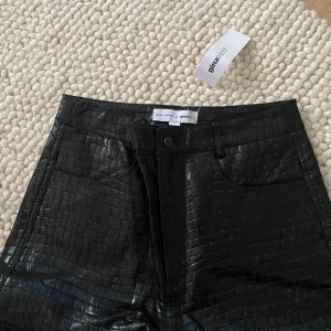 Fake skinnbyxor - Byxor från nicki studios x nakd, storlek 36