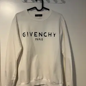 Givenchy tröja som aldrig är använd. Detta är en AA-kopia, om det önskas fler bilder är det bara att säga till.
