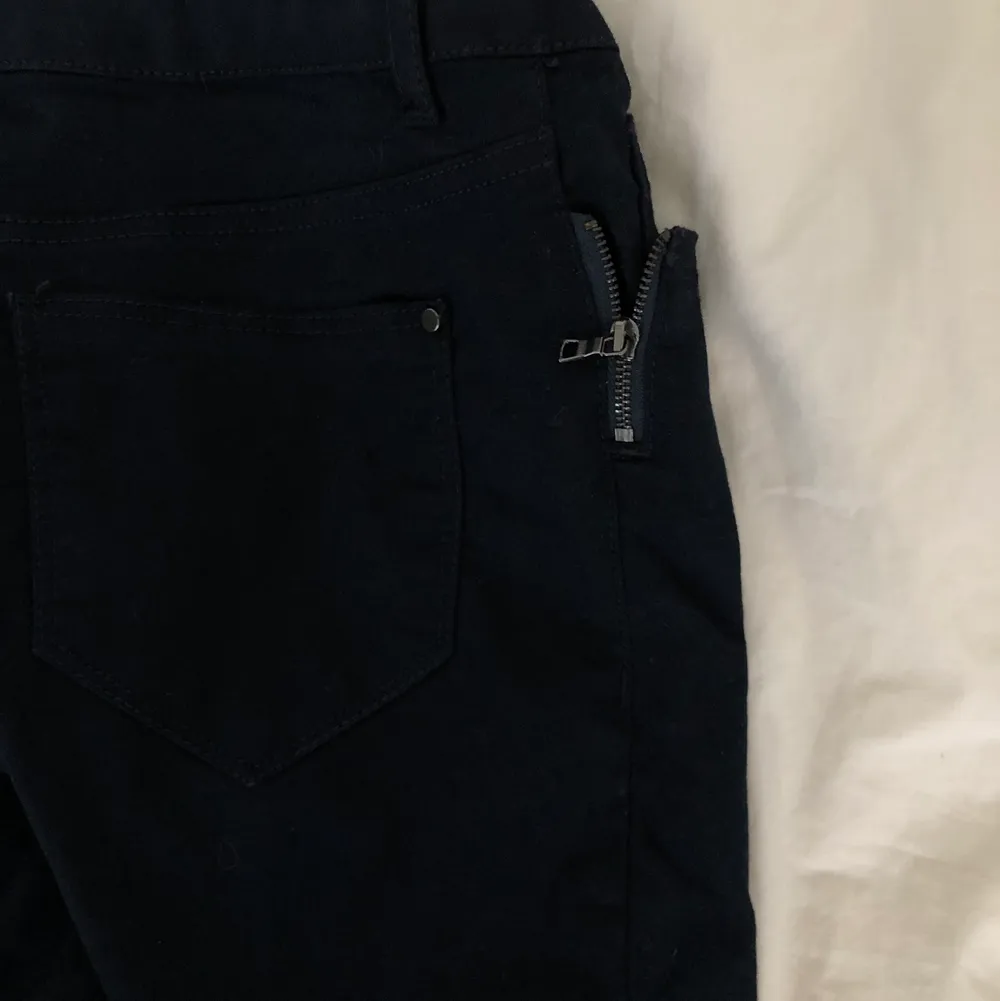 Fantastiska byxor i navyblå som användes mindre än 10 ggr. Dragkedja vid anklar. Lite stretchiga. Extremt fint material. Storlek I 38, F 36, US 4, UK 8.. Jeans & Byxor.