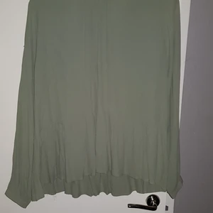 Mossgrön blus av Carin Wester  - Jättefin blus av suveräna designern Carin Wester. Strl 38. Helt i nyskick. Säljes för 100 kr