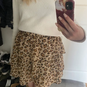 Leopardkjol  - Jätte fin kjol som tyvärr inte kommer till användning, storleken är m men jag har xs-s och de funkar på mig med! Den är väldigt stretchig i midjan. 