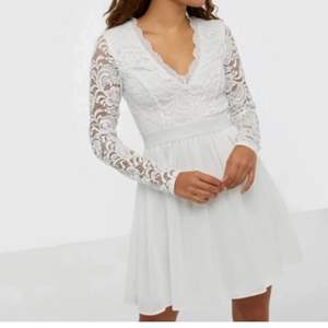 En så fin klänning från Nelly.com aldrig använd lappen finns kvar. En vit stilren snygg klänning perfekt till studenten eller skolavslutningen Storlek M 💗