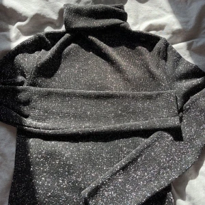Polo tröja h&m  - En glittrig fin stickad polo tröja köp på h&m för 2 år sedan.  