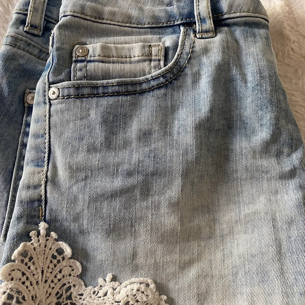 Ett par ljusblåa jeansshorts med vit spets på båda sidorna. 🫶🏼 för små på mig. Storlek 134/140 men skulle snarare säga en storlek upp om man vill ha de snäppet tajtare (kommer då se ut som sista bilden) 🤗❤️‍🔥. Shorts.